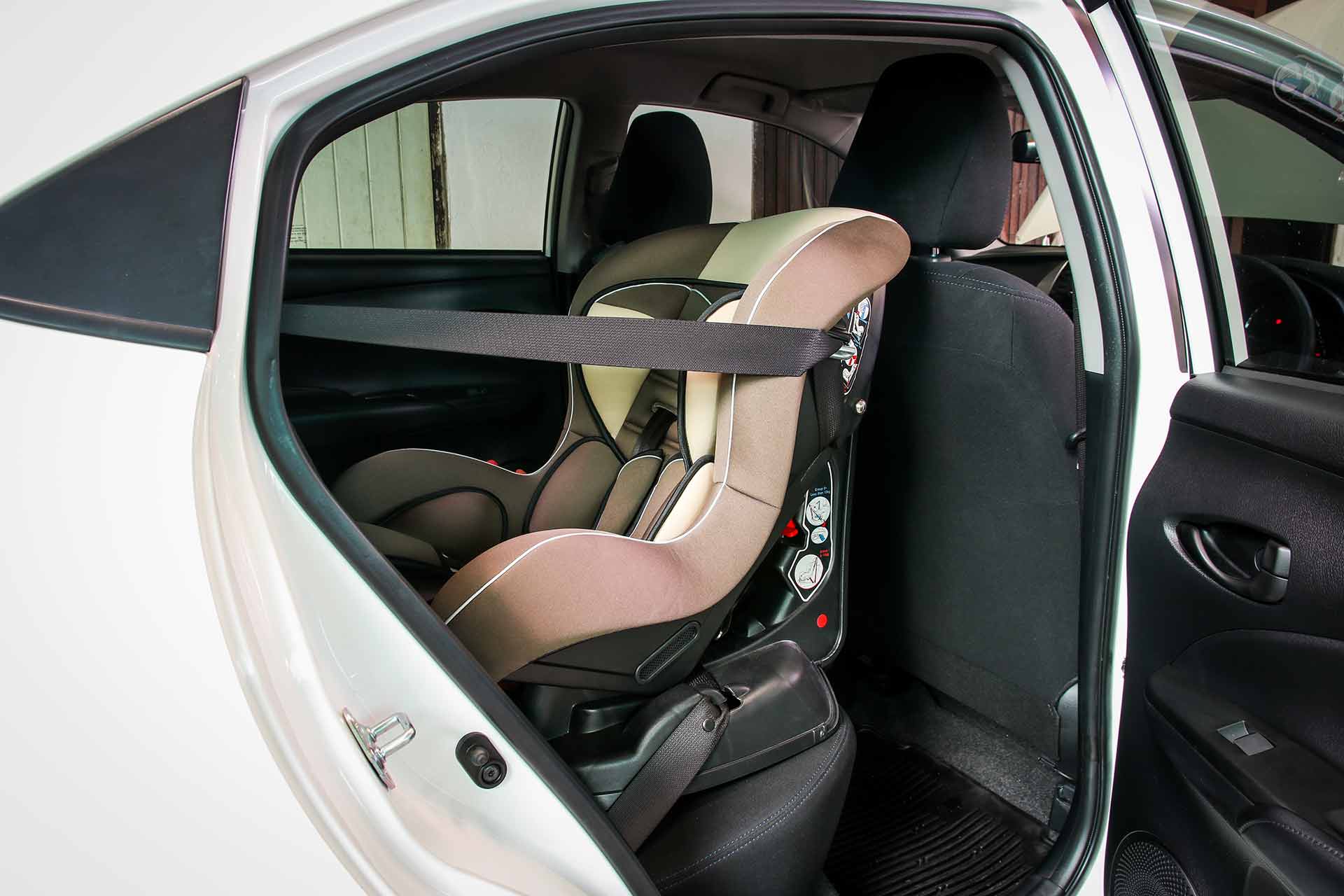 Installing-rear-car-seat